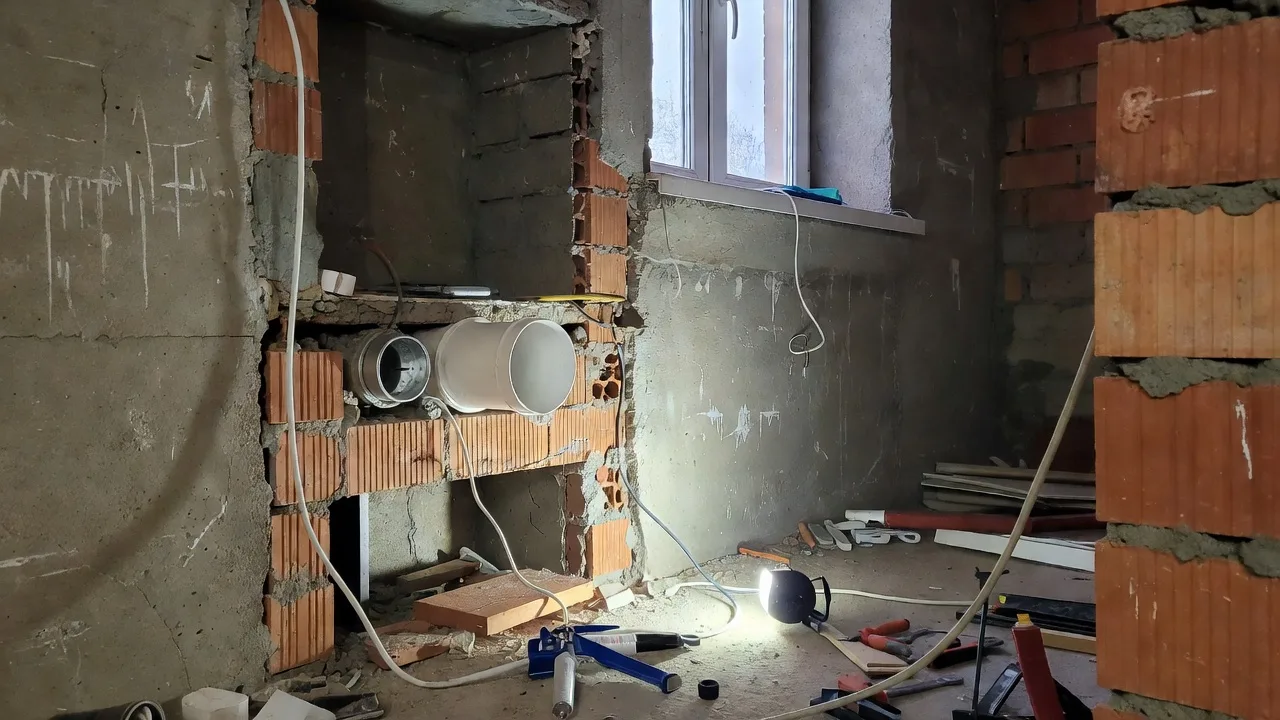 Установка вытяжного воздуховода и обратного клапана в стене кухонной зоны студии — вентиляция ремонта