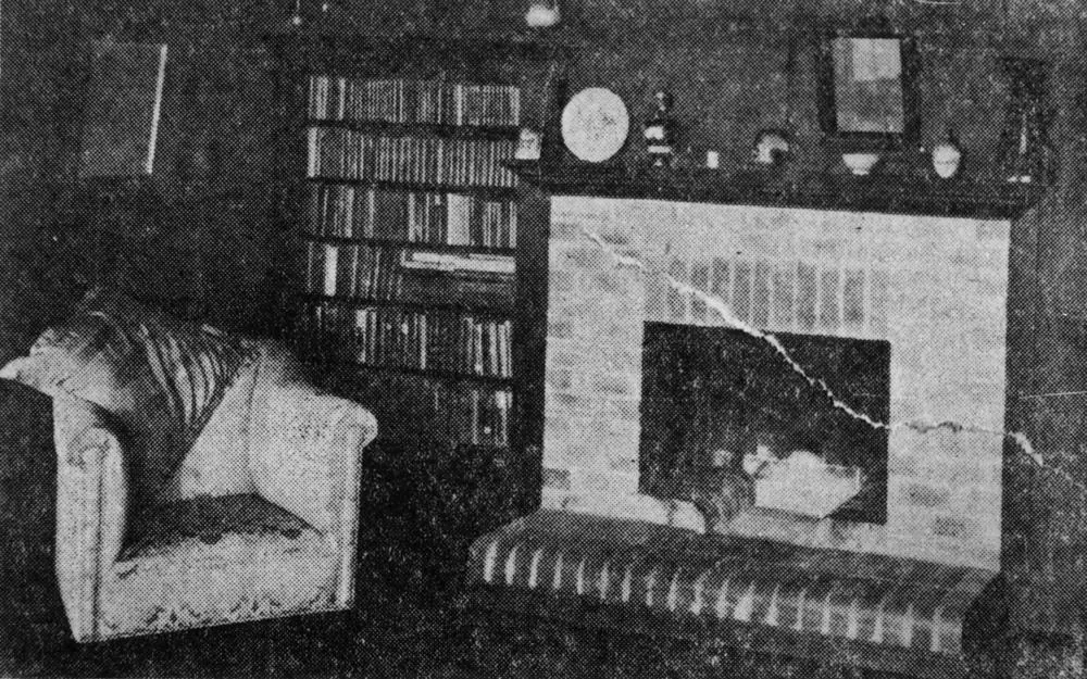 Сидячая комната в доме Дж. У. Грина, Уинам, 1930 год — камин, книжные полки и кресло у стены