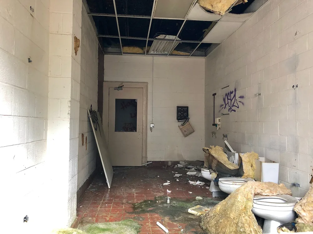 Ванная комната в здании старой школы Log Cabin Association Elementary School в Баркерс-Крик, Северная Каролина